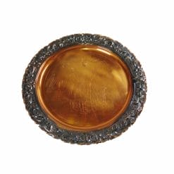 Grande vassoio decorativo in rame inciso con figure danzanti nel centro e lavorato con motivo floreale sul bordo, venduto in patina dovuta al tempo.