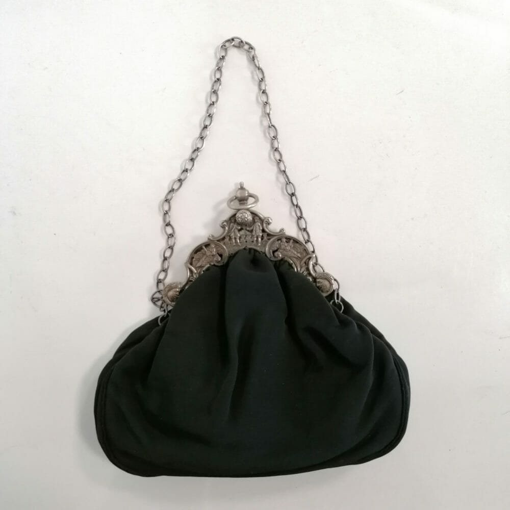 clutch vittoriana in tessuto e metallo con catenella