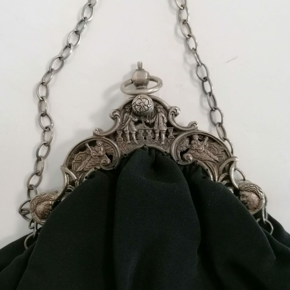 clutch vittoriana in tessuto e metallo con catenella