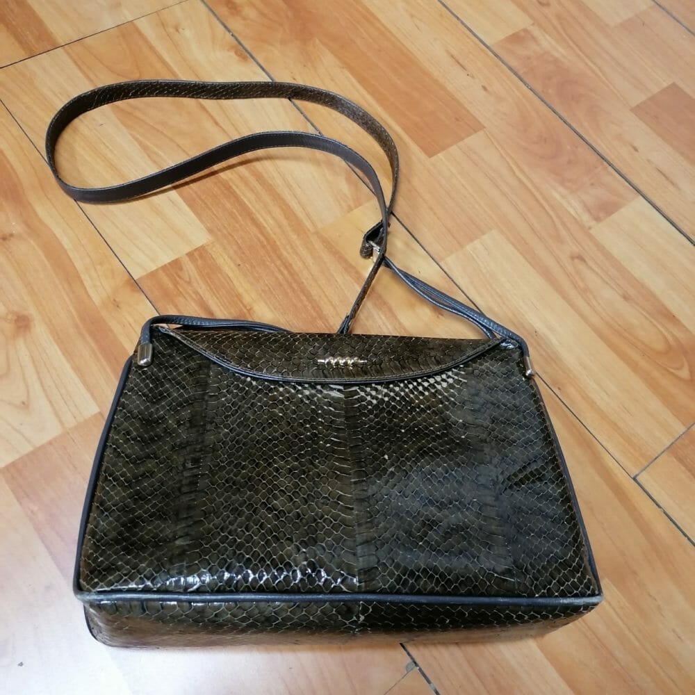 Borsa a tracolla in serpente, colore verde cupo, lucida