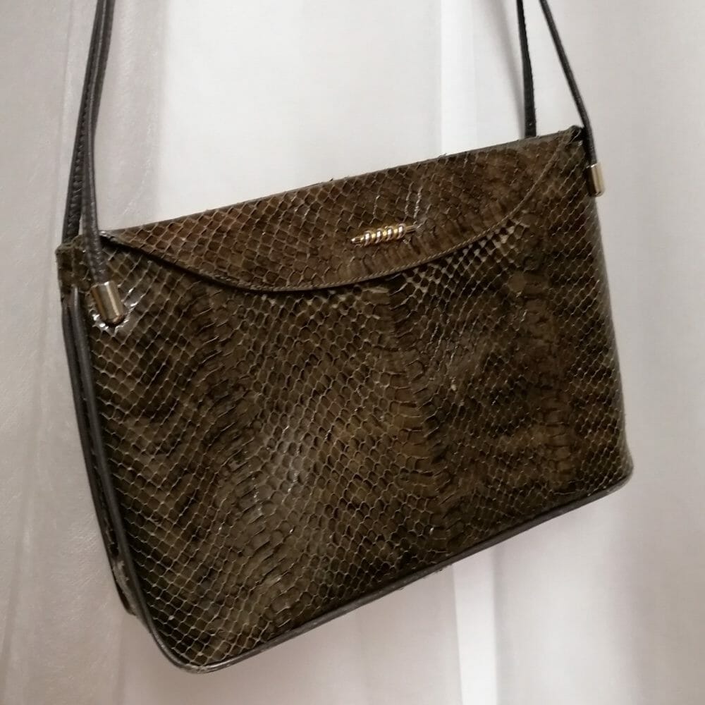 Borsa a tracolla in serpente, colore verde cupo, lucida - immagine 2