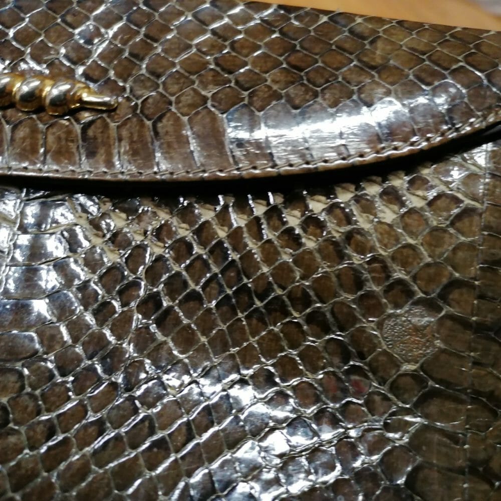 Borsa a tracolla in serpente, colore verde cupo, lucida - immagine 4