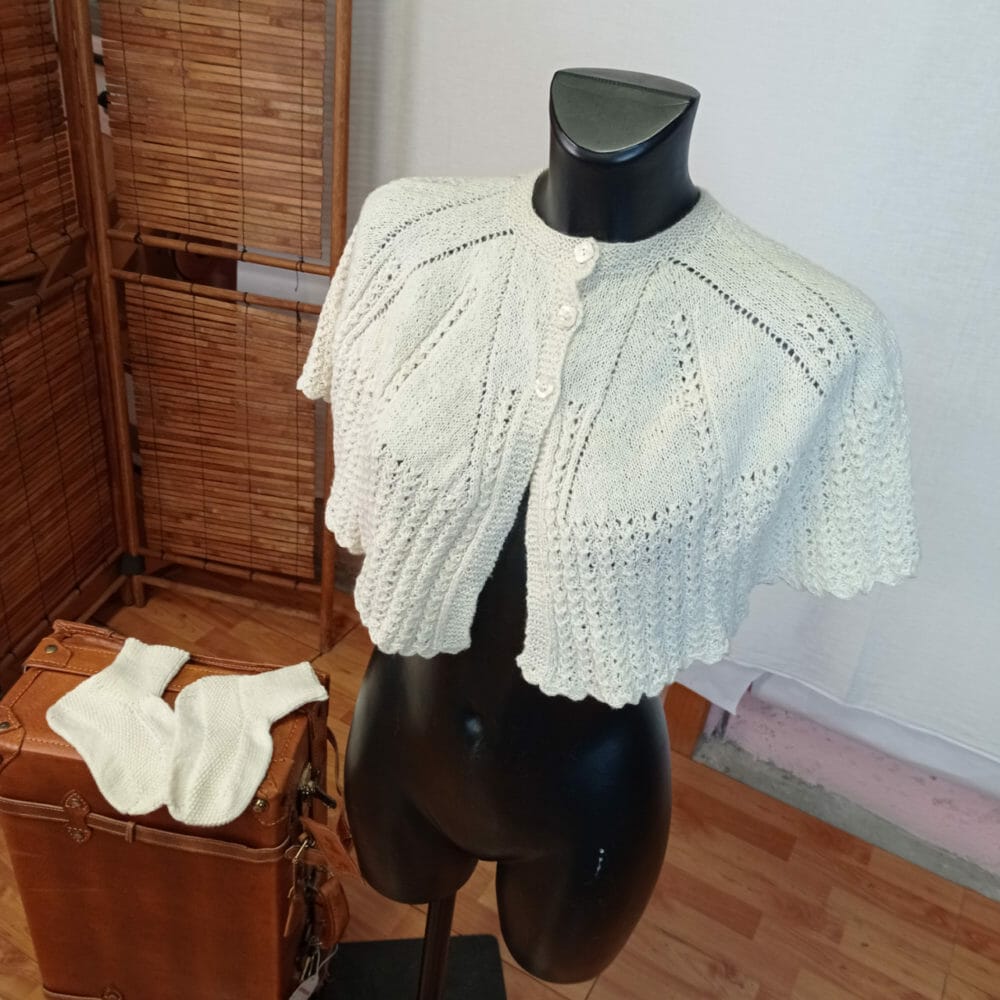 Due mantelline/scialle con la stessa lavorazione + un paio di calzettini fatti a mano