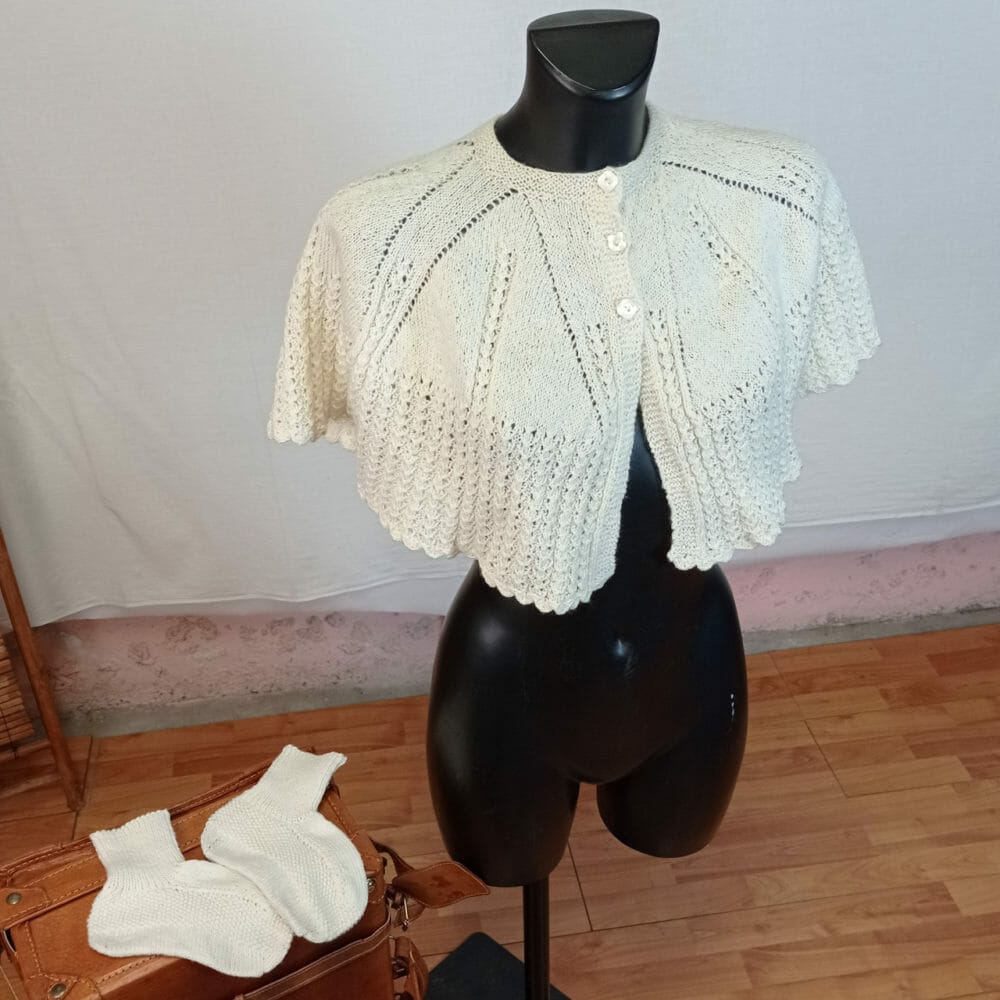 Due mantelline/scialle con la stessa lavorazione + un paio di calzettini fatti a mano - immagine 2