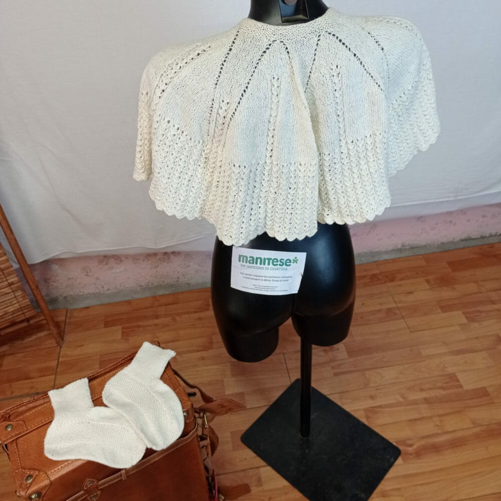 Due mantelline/scialle con la stessa lavorazione + un paio di calzettini fatti a mano - immagine 3