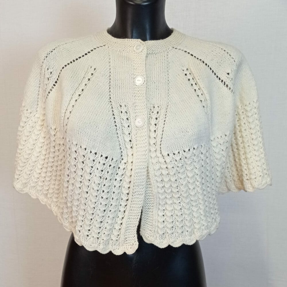 Due mantelline/scialle con la stessa lavorazione + un paio di calzettini fatti a mano - immagine 4