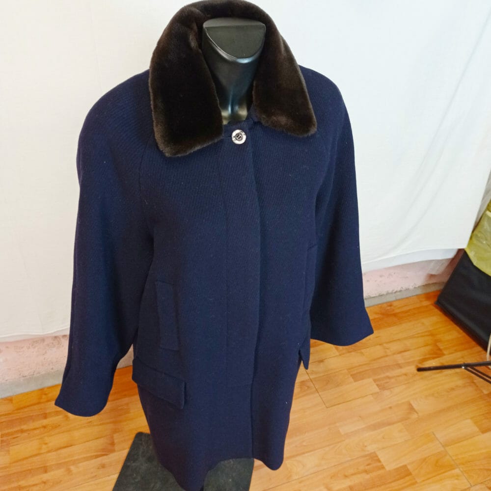 Caldissimo cappotto navy, collo in pelliccia rimovibile - immagine 3