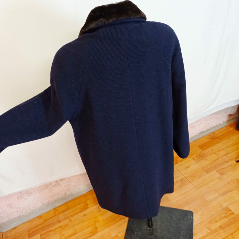 Caldissimo cappotto navy, collo in pelliccia rimovibile - immagine 4