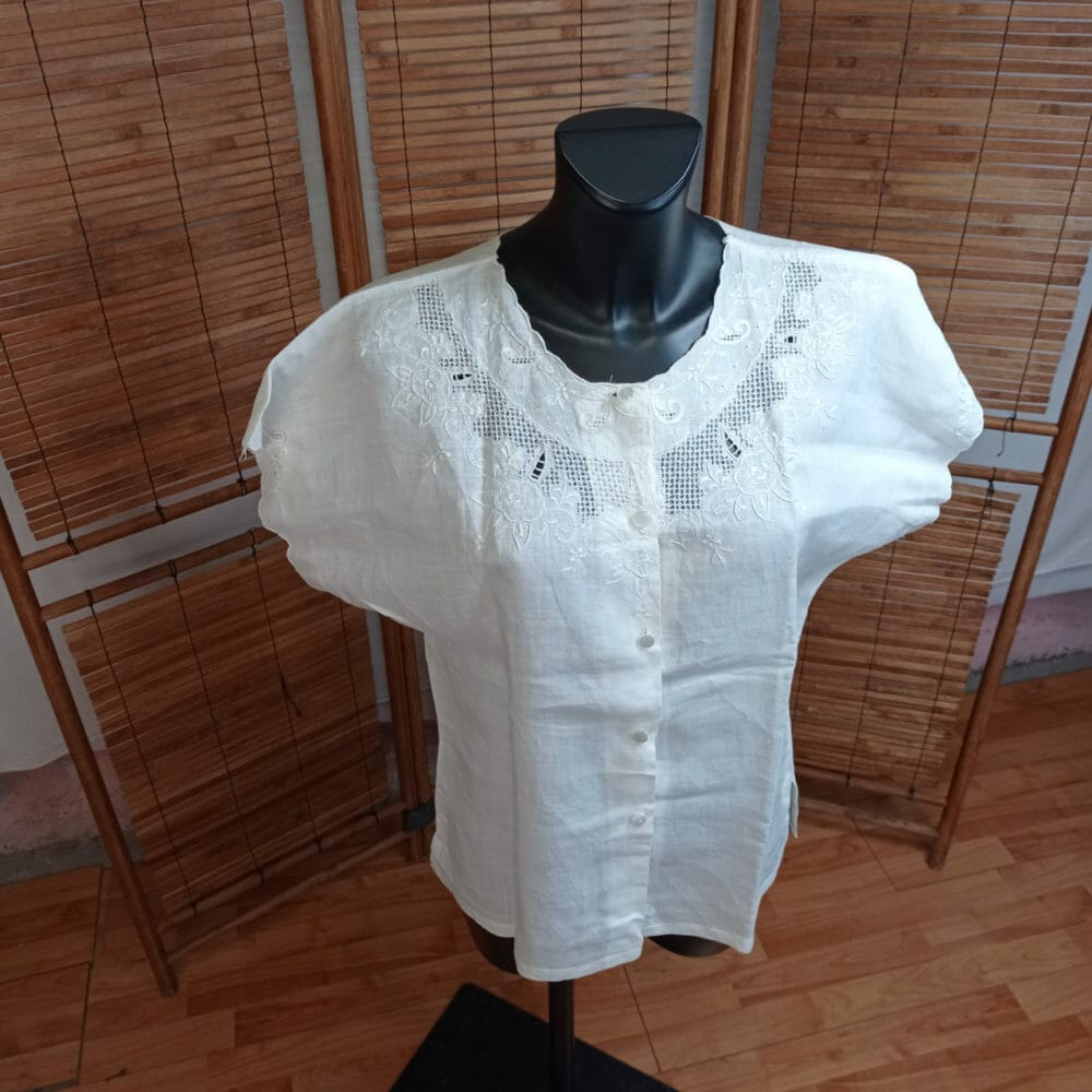 Camicetta in lino completamente ricamata mano