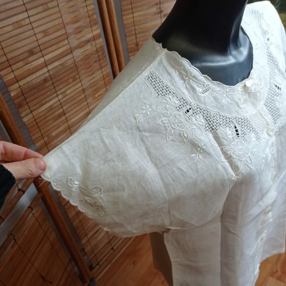 Camicetta in lino completamente ricamata mano - immagine 2