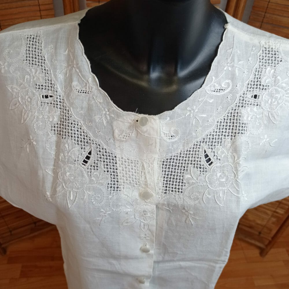 Camicetta in lino completamente ricamata mano - immagine 3