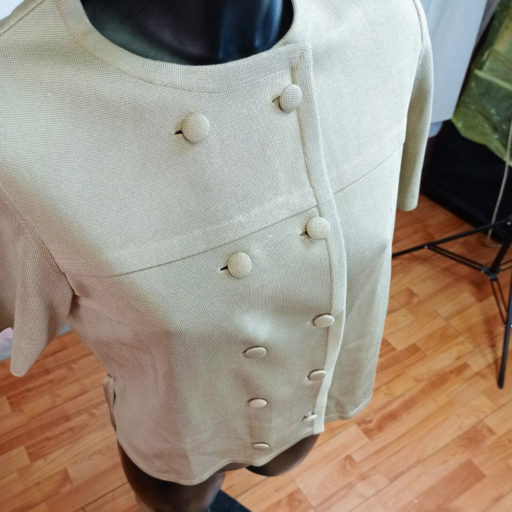 Top pesante con bottoni ricoperti e cinturina rimovibile - immagine 3