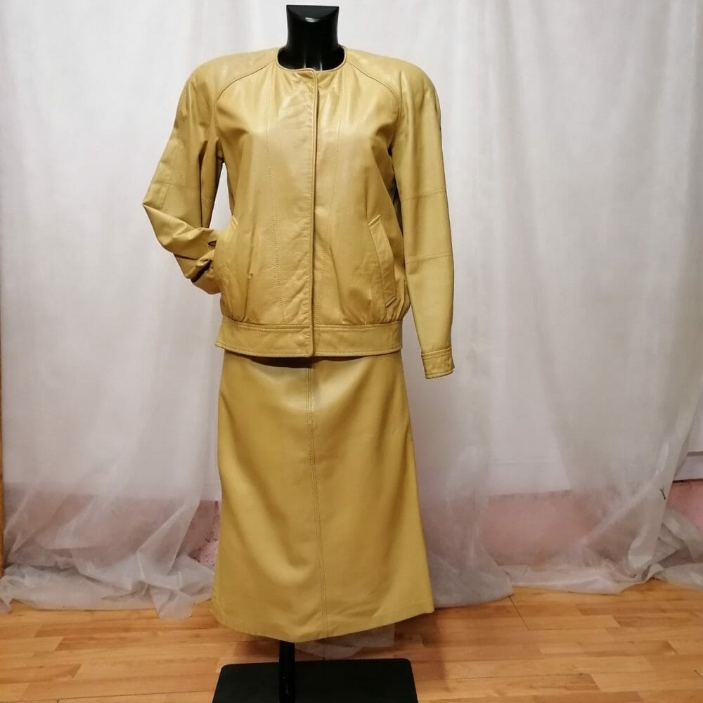 Completo giacca e gonna in pelle morbidissima