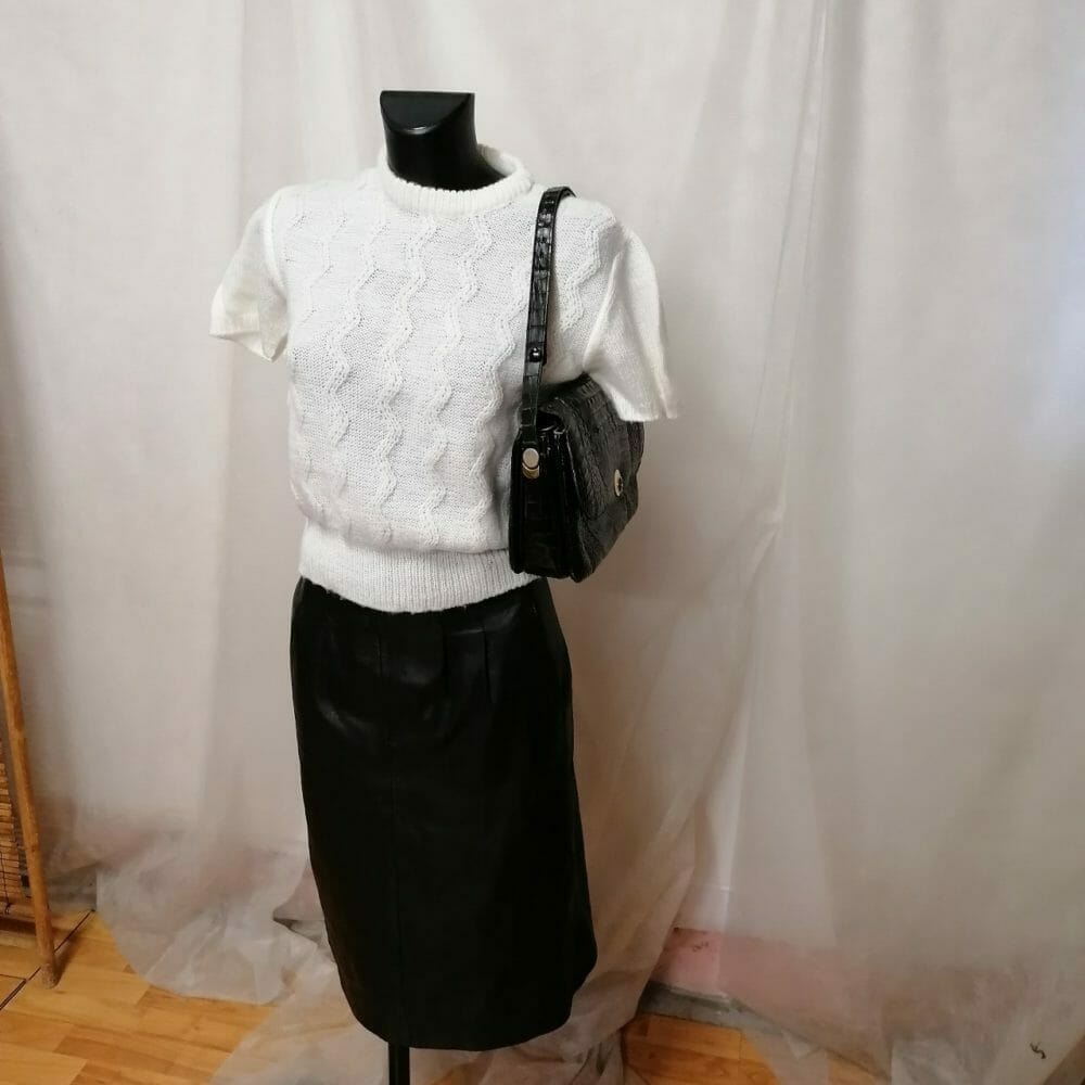 Gonna in pelle nera, lunga e leggermente svasata - immagine 2