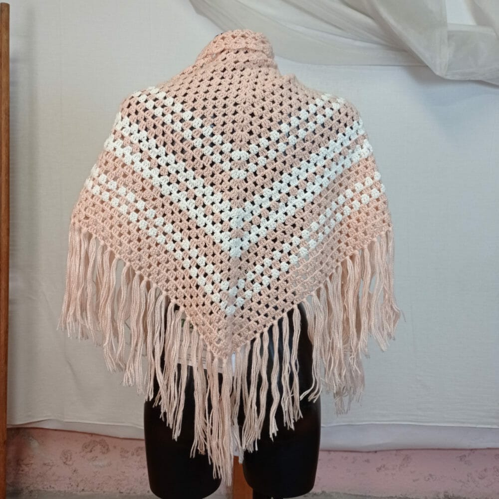 Scialle rosa a righe in lana fatto a mano