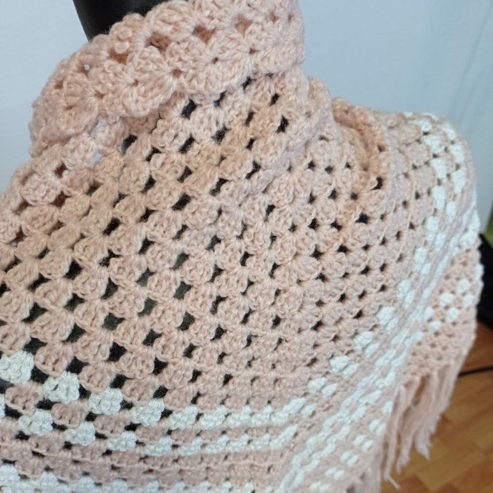 Scialle rosa a righe in lana fatto a mano - immagine 2