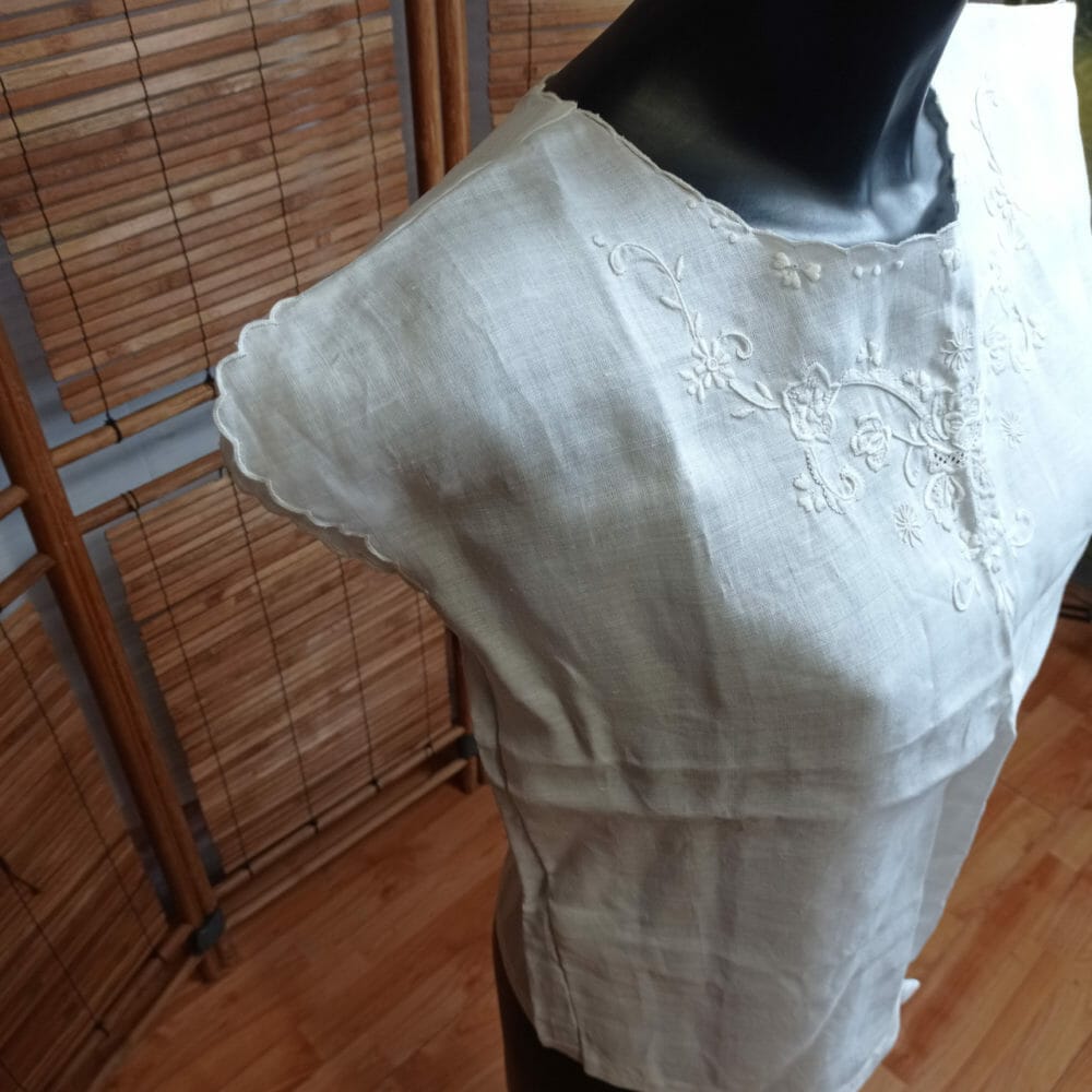 Top disegnato e ricamato a mano - immagine 2