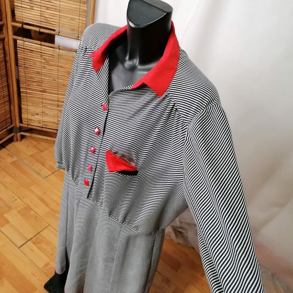 Vestito a righe con dettagli rossi - immagine 2