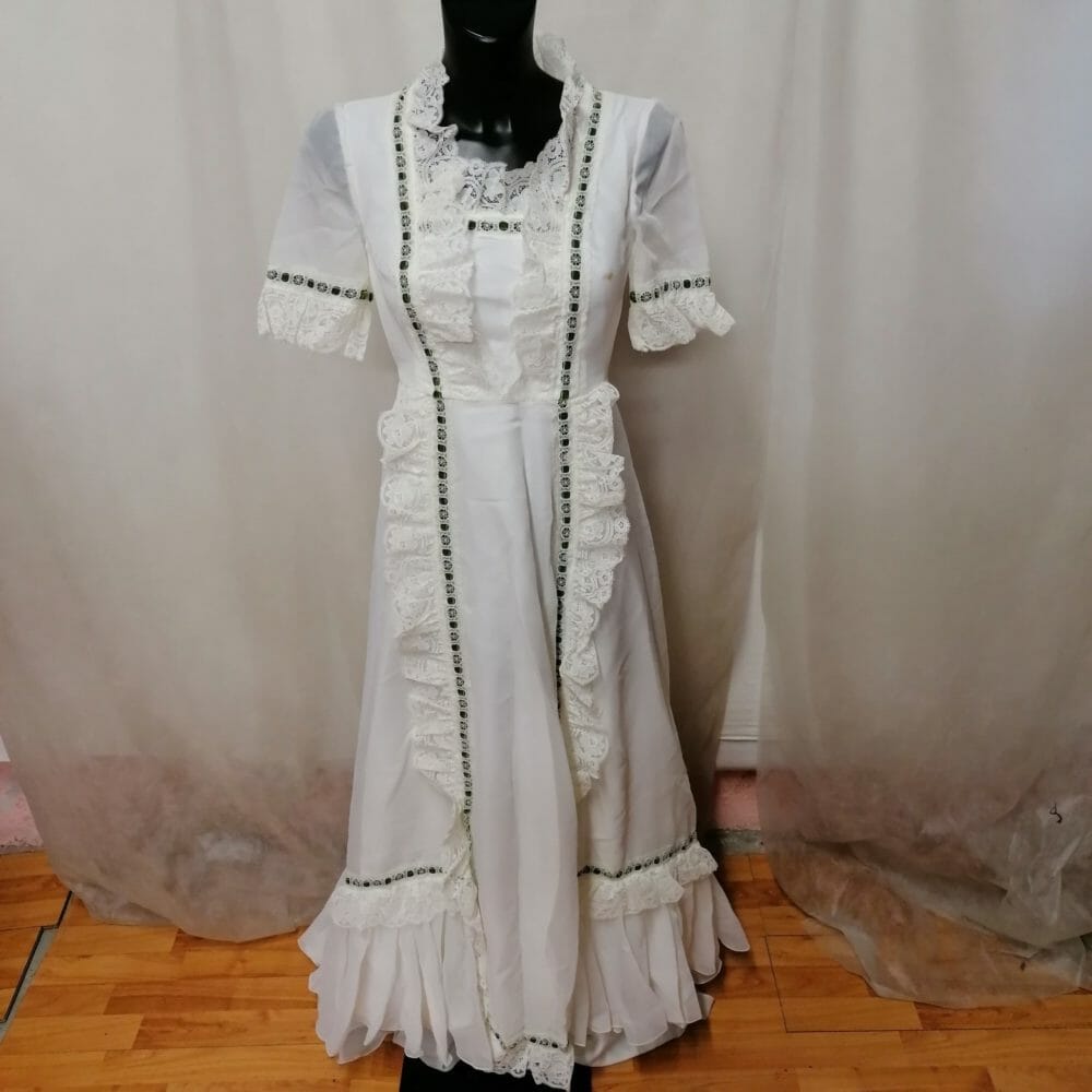 Abito da sposa sartoriale con profili verdi