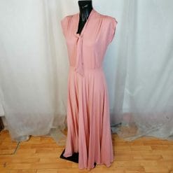 vestito lungo rosa con gonna a pieghe