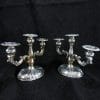 Coppia di candelabri in argento a tre fiamme antichi, sagomati e cesellati in stile barocco. Per amanti del binomio modernariato e argento.