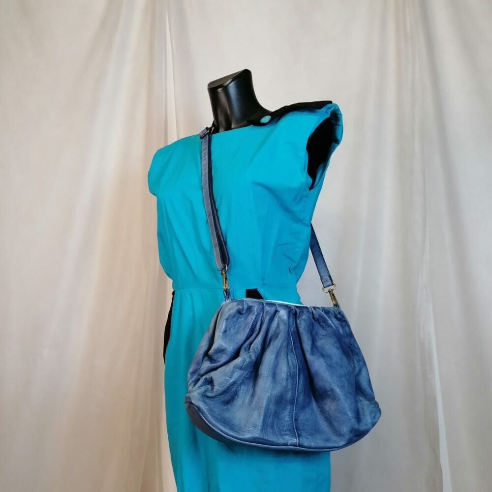 borsa tracolla in vera pelle azzurra la coccinella