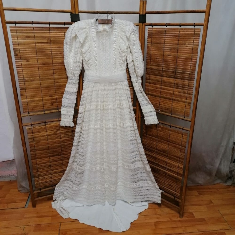 Abito da sposa vintage sartoriale in pizzo e raso, foderato