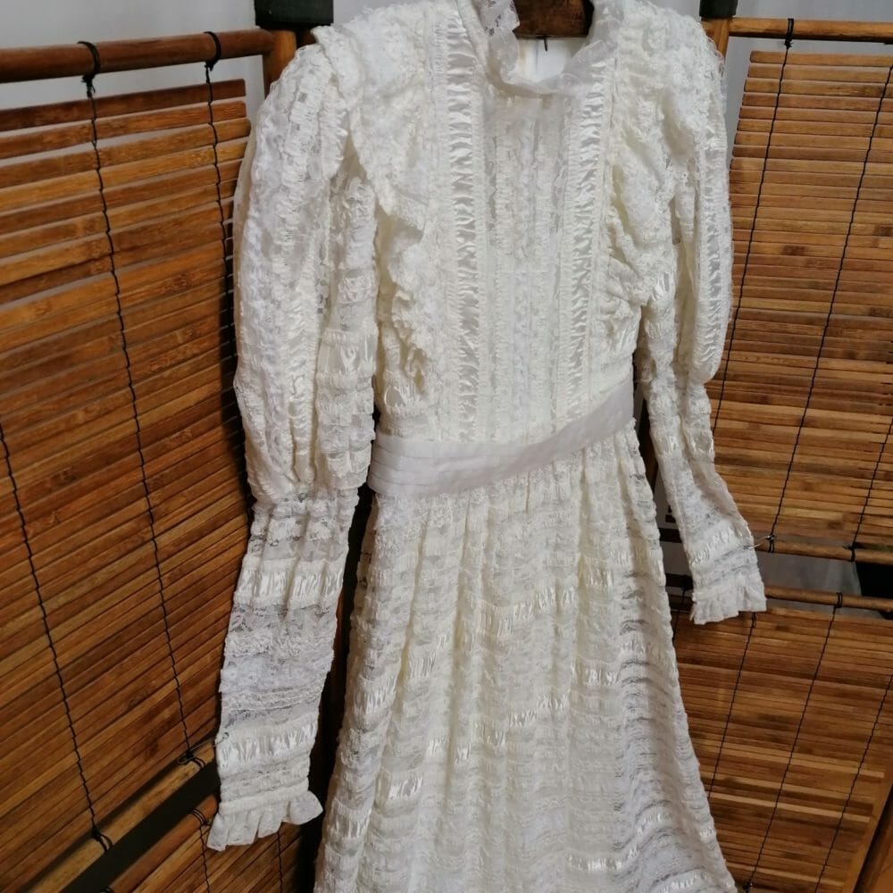 Abito da sposa sartoriale in pizzo e raso foderato - immagine 3