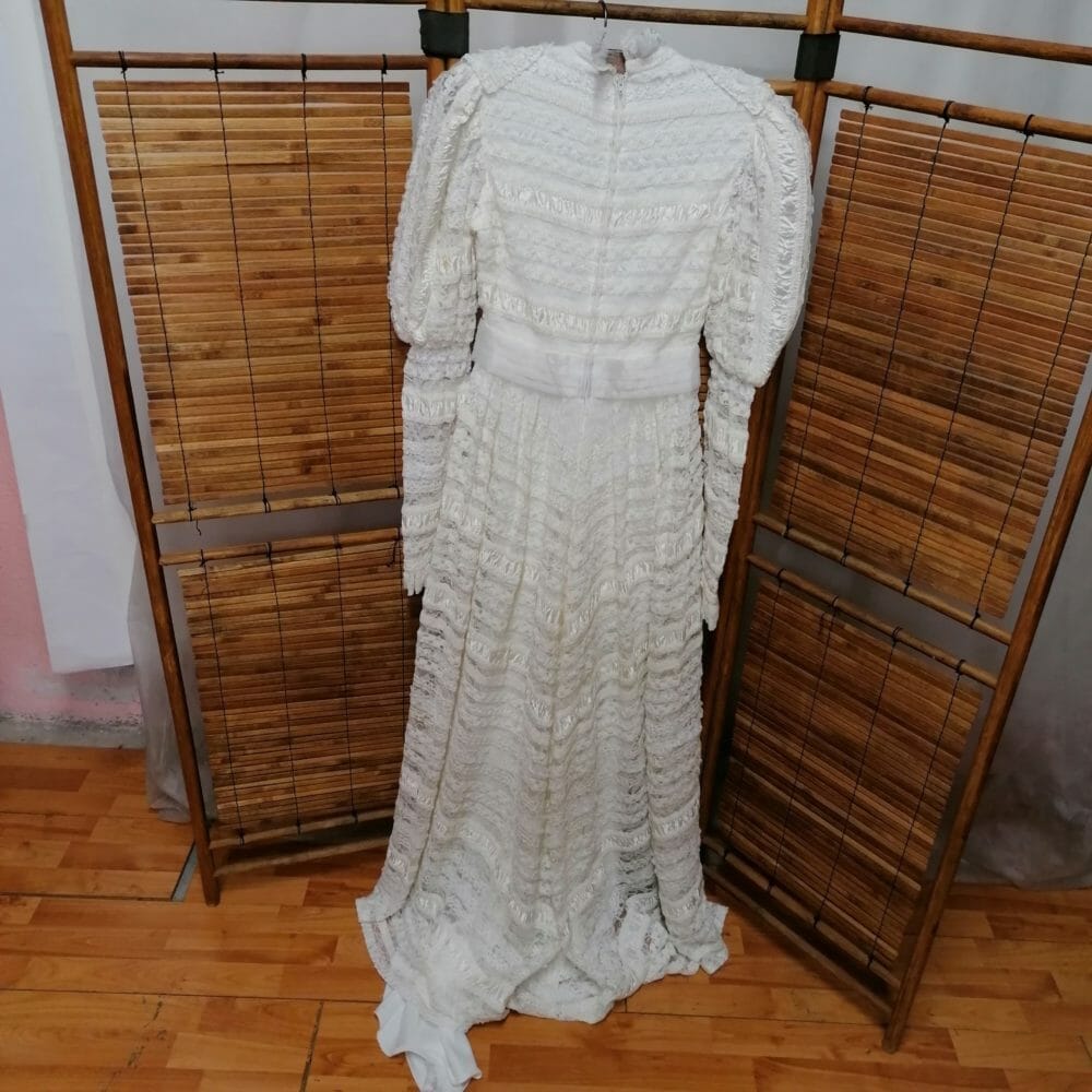 Abito da sposa sartoriale in pizzo e raso foderato - immagine 7