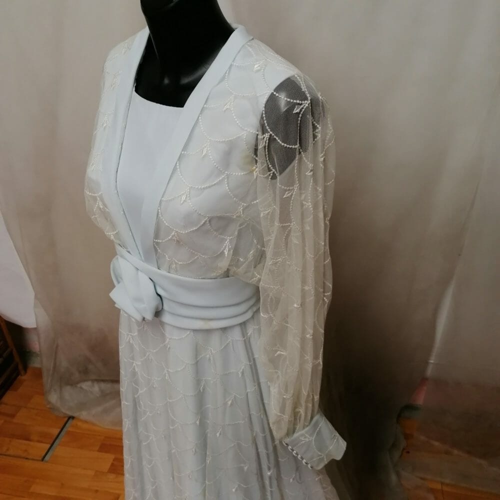 Abito da sposa sartoriale azzurro tenue e bianco in tulle foderato - immagine 2