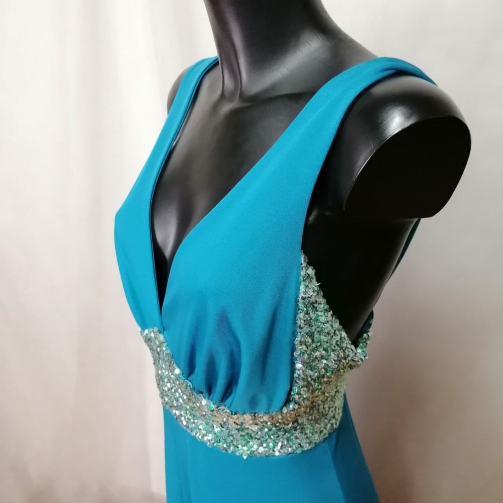 Vestito sartoriale azzurro con applicazione di paillette - immagine 2