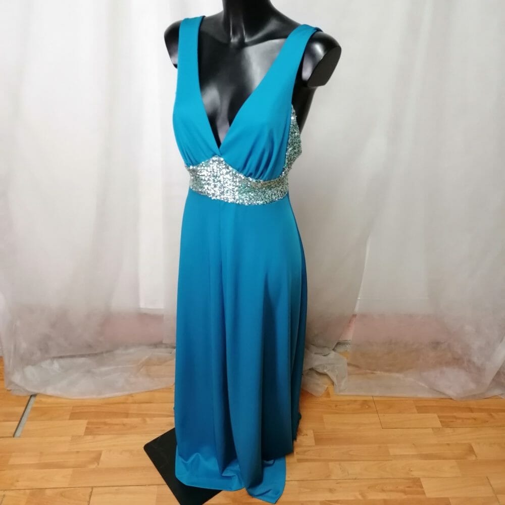 Vestito sartoriale azzurro cupo con applicazione di paillette