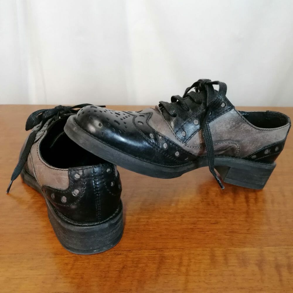 Scarpe comode tipo francesina grigio e nero - immagine 2