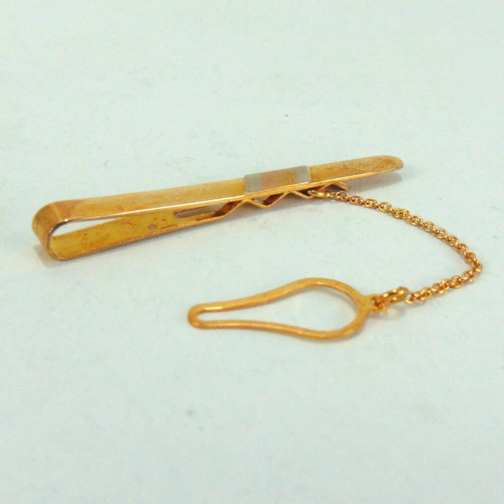 Prezioso fermacravatta con catenella vintage in perfetto stato di conservazione. Una raffinata idea regalo per papà e mariti.