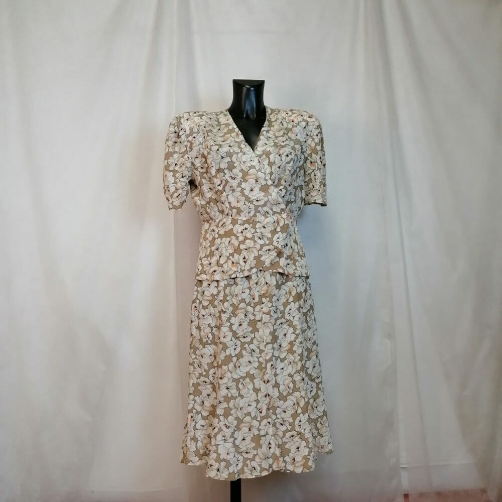 Completo in seta gonna e blusa beige e bianco - immagine 5