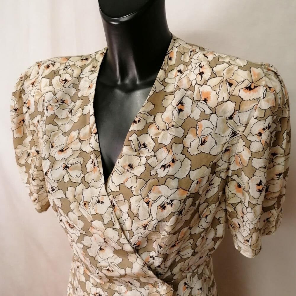 Completo in seta gonna e blusa beige e bianco - immagine 2