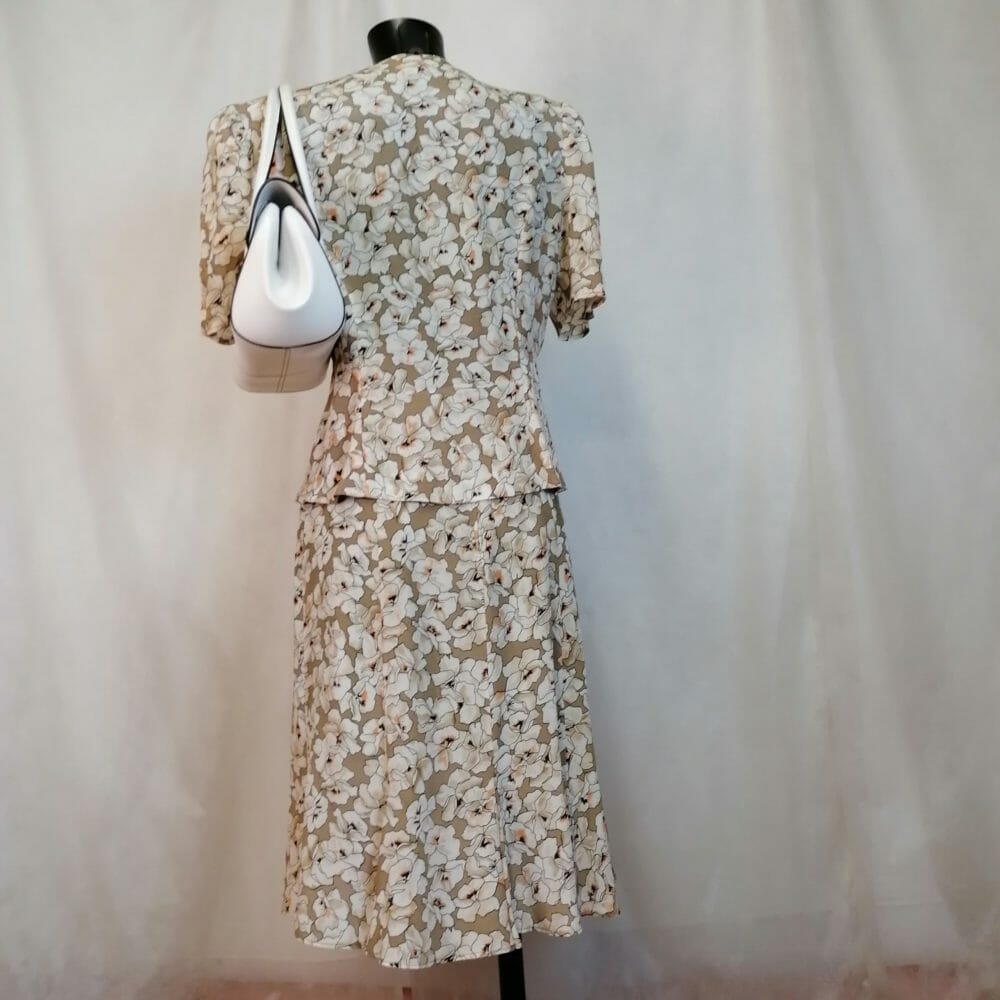 Completo in seta gonna e blusa beige e bianco - immagine 7