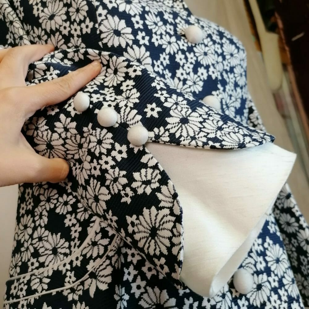 Cappottino sartoriale vintage primaverile a fiori - immagine 5