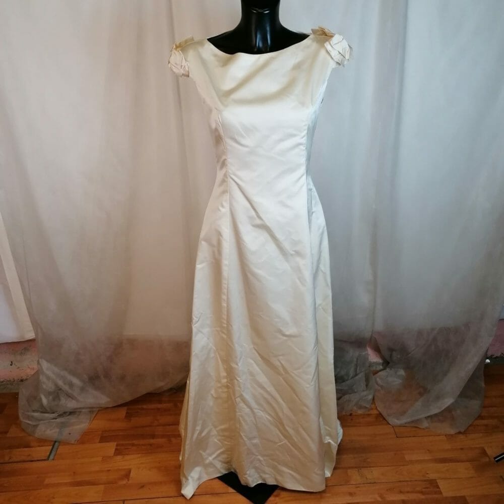 Abito da sposa smanicato con giacca - immagine 3