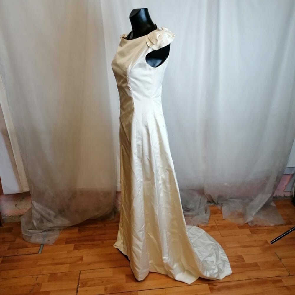 Abito da sposa smanicato con giacca - immagine 2