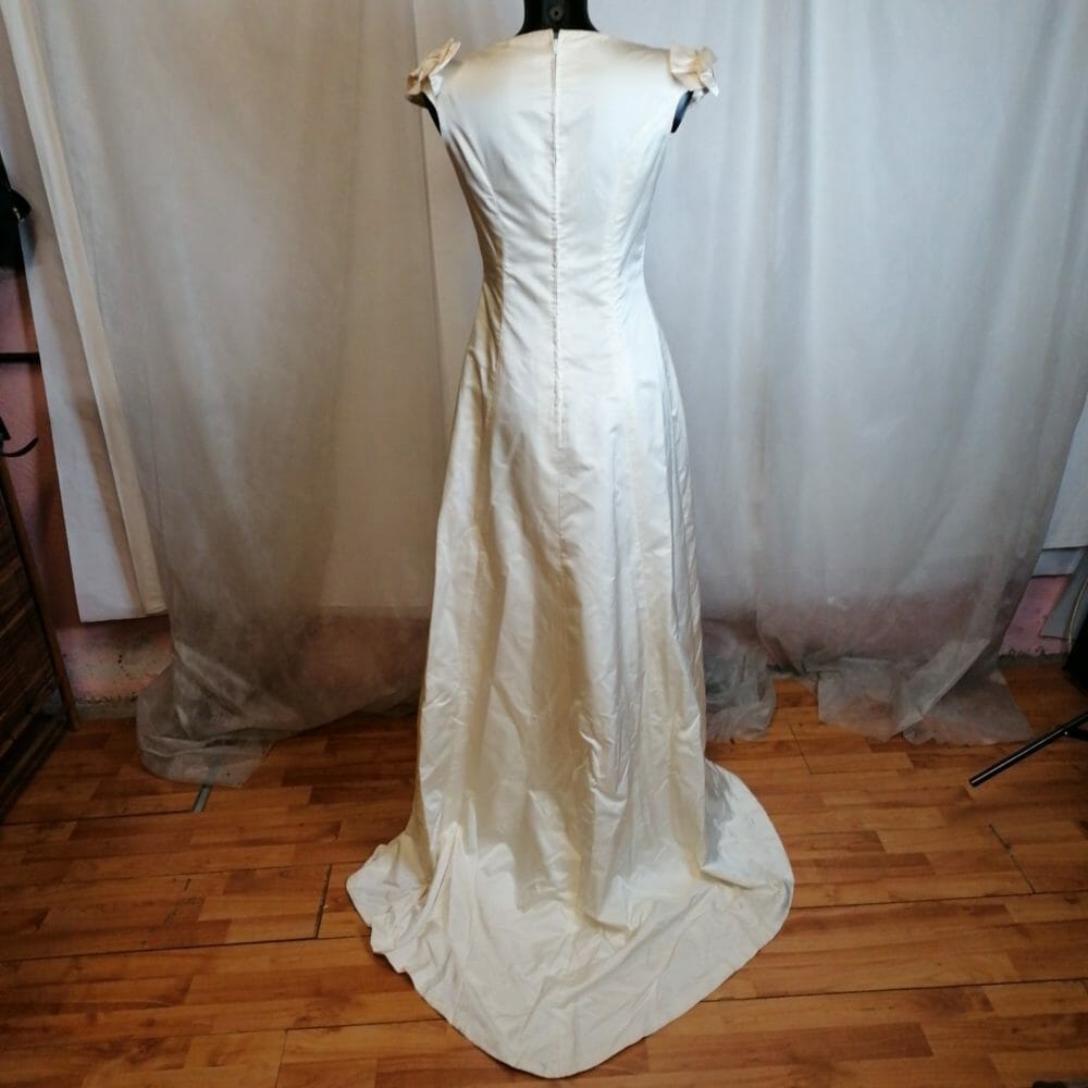 Abito da sposa smanicato con giacca - immagine 4