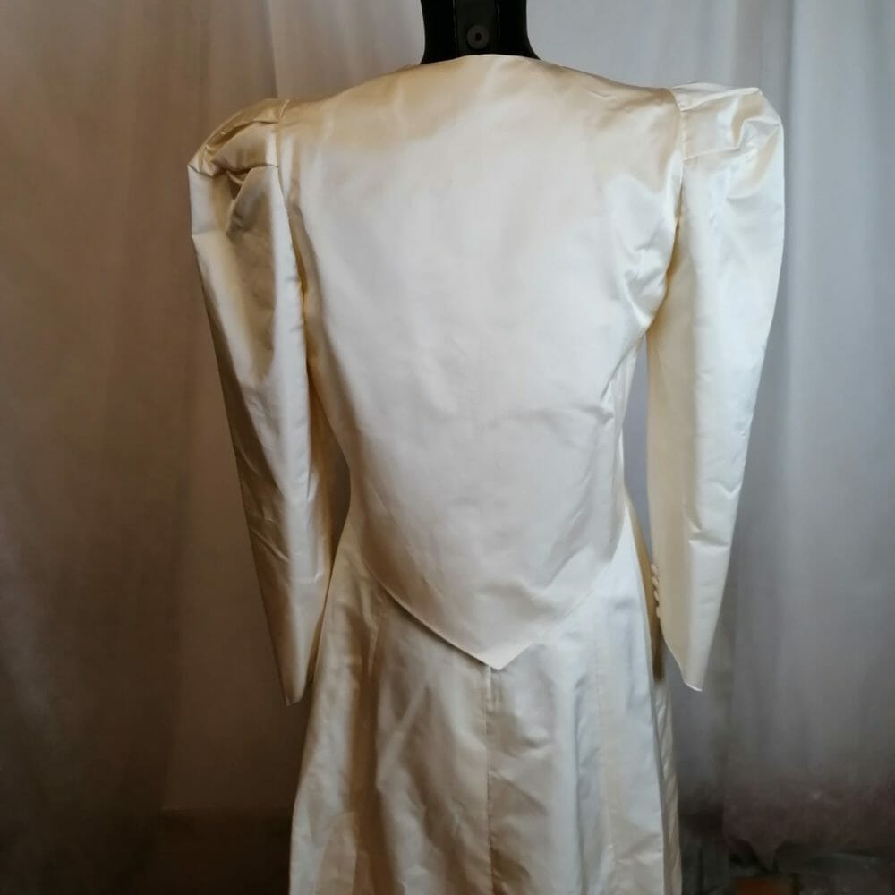 Abito da sposa smanicato con giacca - immagine 7