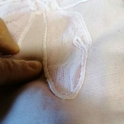 top rosa ricamato con bottoncini e stecche