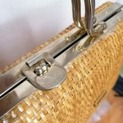 borsa in rattan vintage con parti metalliche