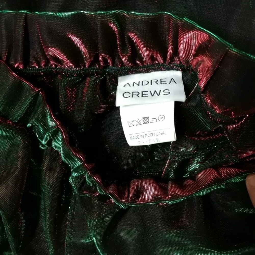 Andrea Crews Parigi, pantaloni trasparenti cangianti