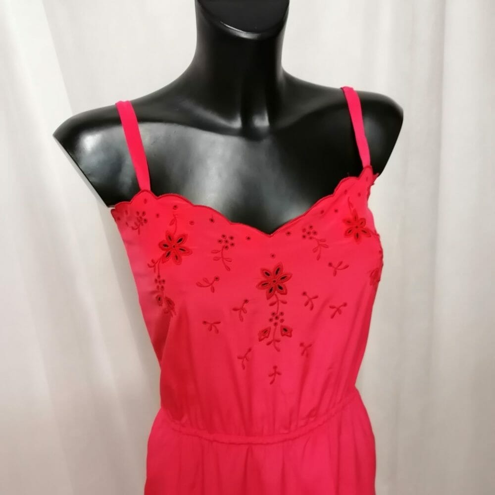 abito di seta rosso corallo ricamato