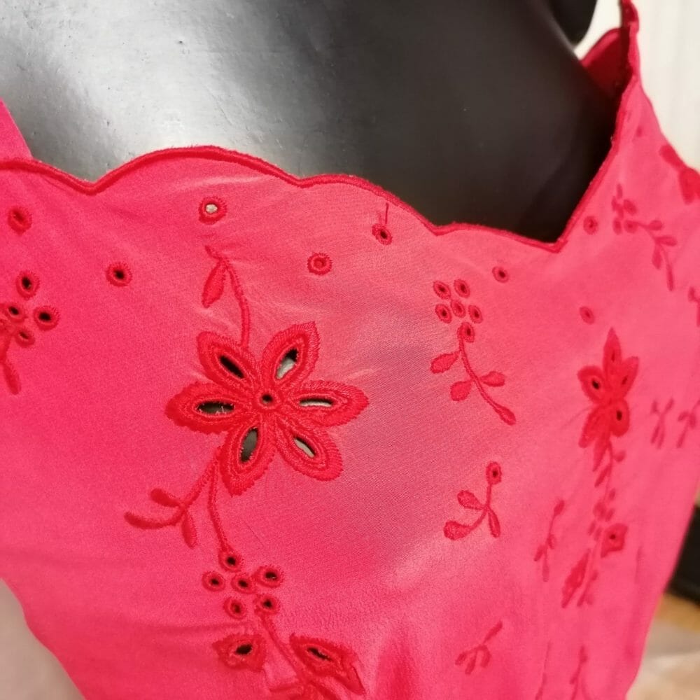 abito di seta rosso corallo ricamato
