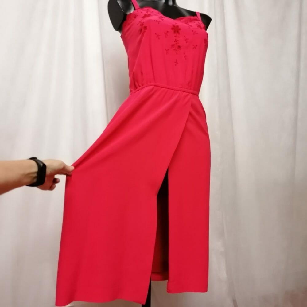 Seta, abito sartoriale ricamato rosso corallo - immagine 2