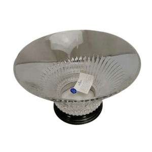 Raffinato centrotavola in cristallo con base in metallo, in perfette condizioni. Ideale come oggetto decorativo d'accento e svuota-tasche.