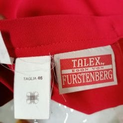 Egon von Furstenberg gonna rossa a tubino in poliestere foderata. Chiusura con zip e bottone, piccolo spacchetto.